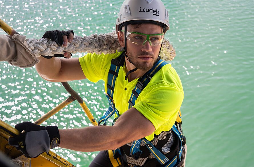 Основно оборудване за височинна работа: Пълно ръководство — stenso.ro Основно оборудване за височинна работа: Пълно ръководство