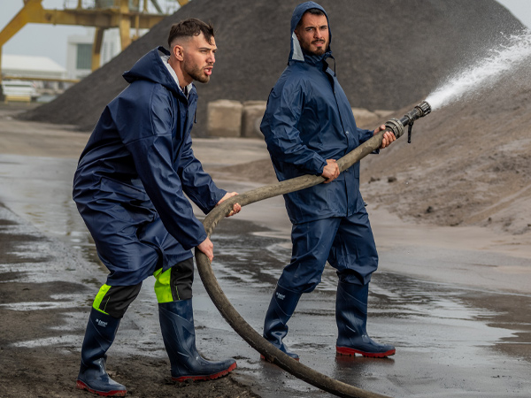 Îmbrăcăminte impermeabilă profesională – disponibilă online