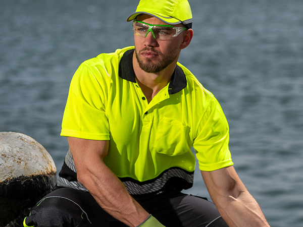 Lucrător purtând tricou cu vizibilitate ridicată în timpul activității